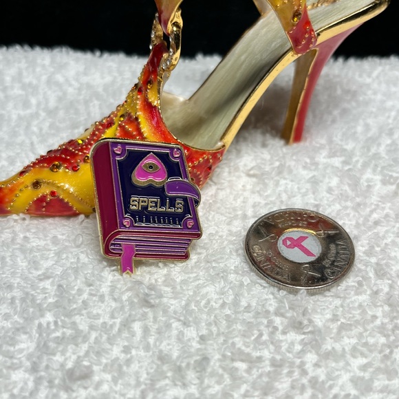 📚Book of spells/Wiccan/witchcraft lapel pin -enamel NWOT - Picture 4 of 4
